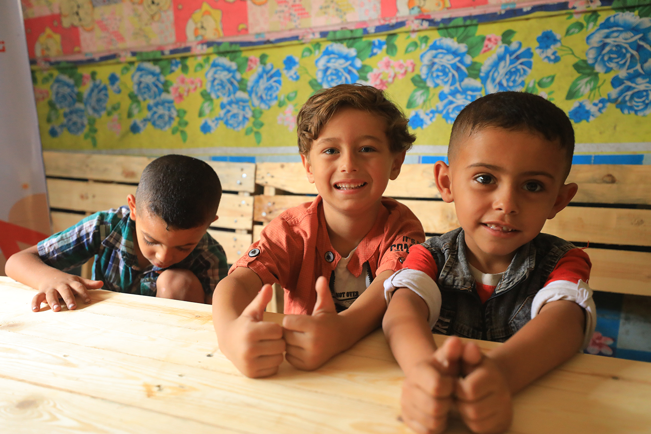 Yafa Relief volunteers distributing water to displaced families in Gaza.