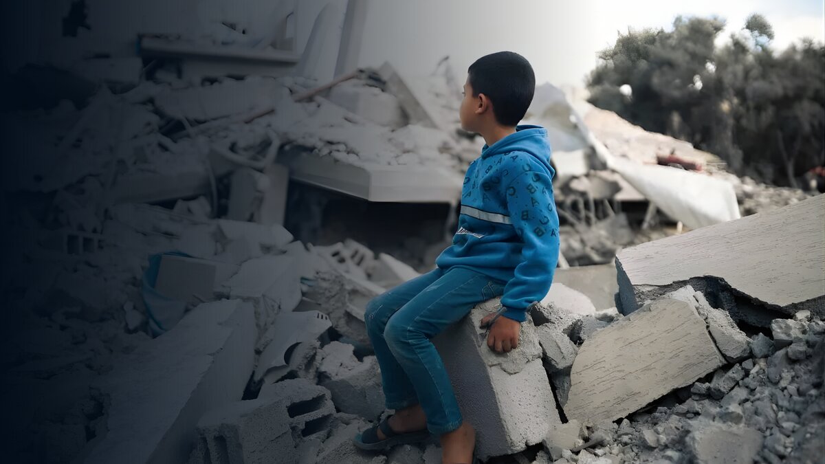 Yafa Relief volunteers distributing water to displaced families in Gaza.