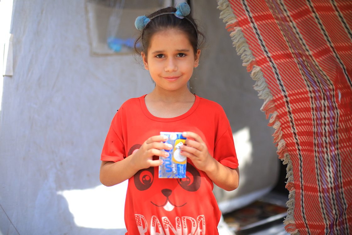 Yafa Relief volunteers distributing water to displaced families in Gaza.