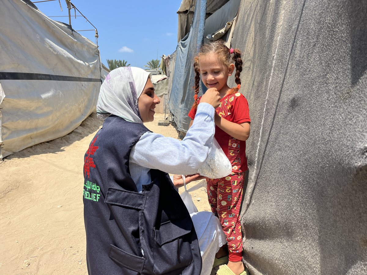 Yafa Relief volunteers distributing water to displaced families in Gaza.